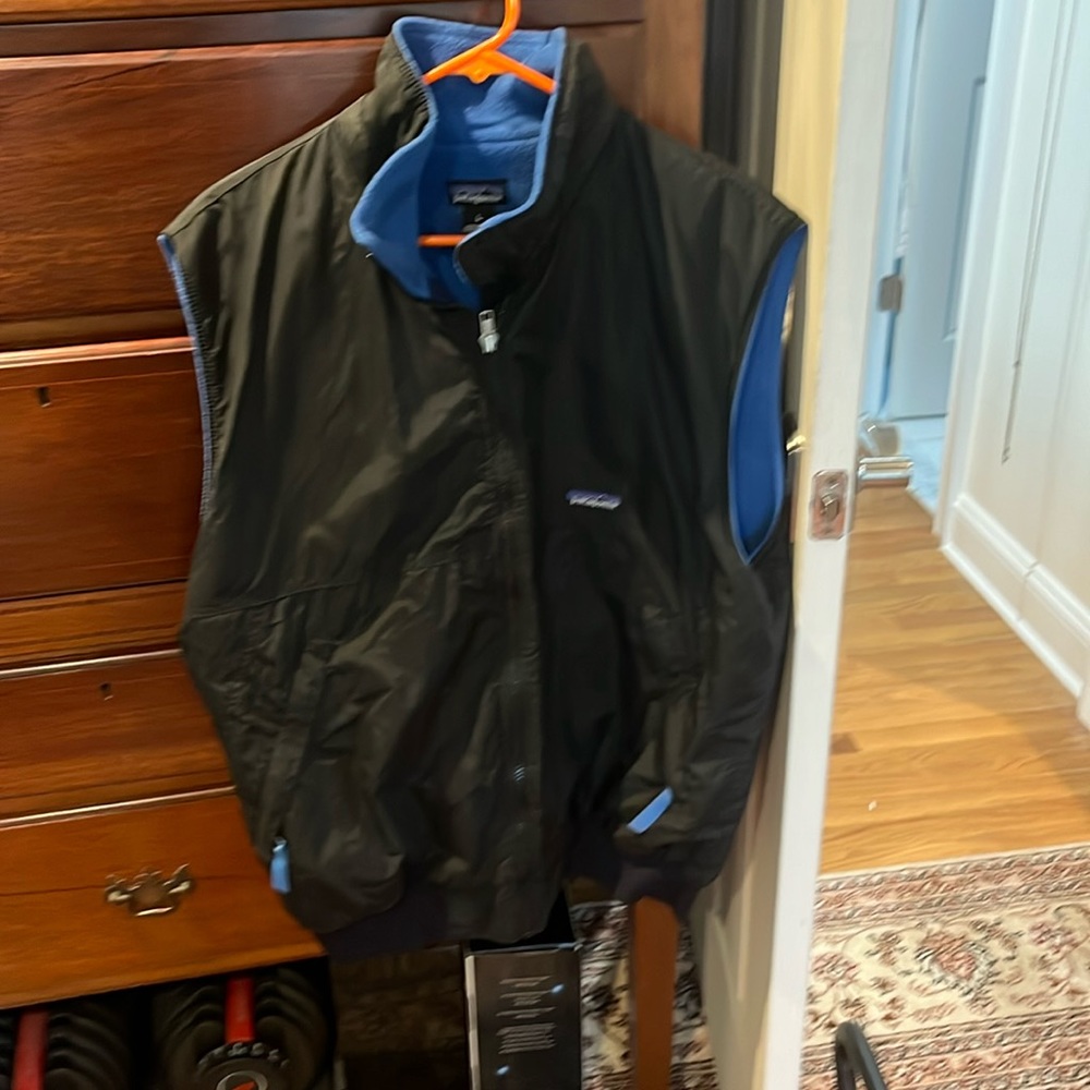 Large. Barely worn patagonia male vest